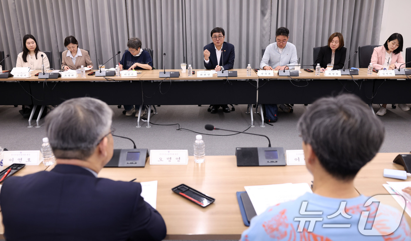 (서울=뉴스1) = 최휘영 문화체육관광부 장관이 30일 서울 종로구 국립현대미술관 서울관에서 열린 공공기관의 지역서점 도서 구매 활성화를 위한 간담회에서 발언하고 있다. (문화체육 …
