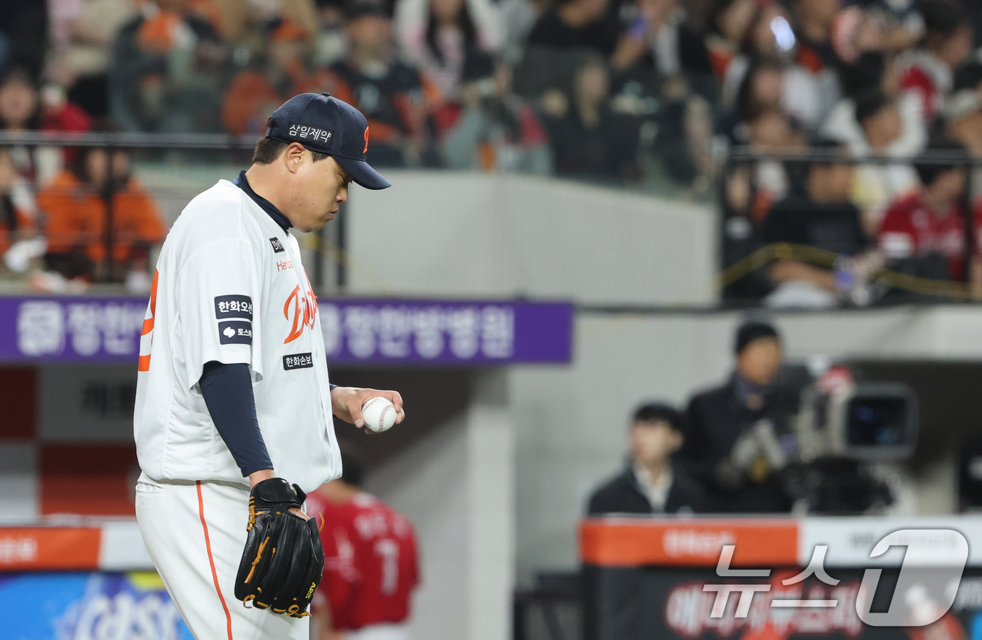 (대전=뉴스1) 김기태 기자 = 30일 대전 한화생명볼파크에서 열린 2026 신한 SOL KBO리그 SSG 랜더스와 한화 이글스 경기에서 한화 선발 투수 류현진이 6회 실점 후 안 …