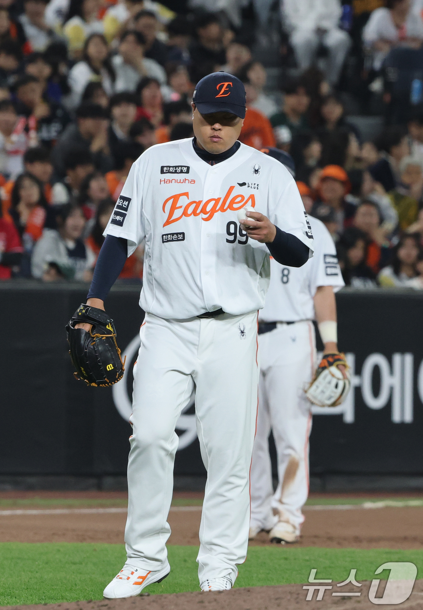 (대전=뉴스1) 김기태 기자 = 30일 대전 한화생명볼파크에서 열린 2026 신한 SOL KBO리그 SSG 랜더스와 한화 이글스 경기에서 한화 선발 투수 류현진이 6회 실점 후 안 …