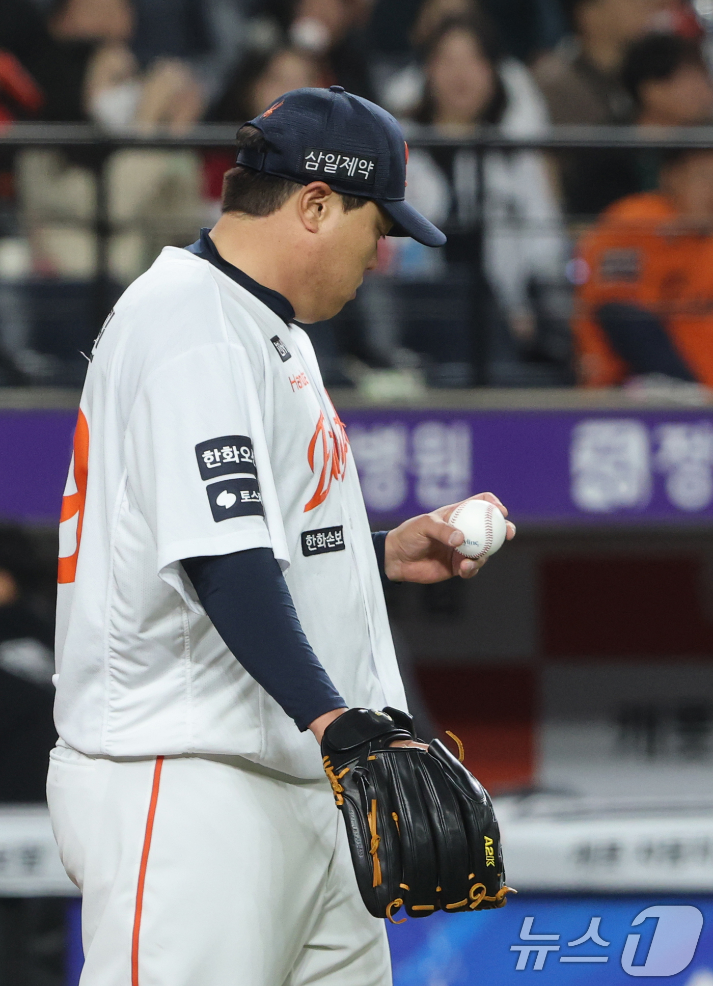 (대전=뉴스1) 김기태 기자 = 30일 대전 한화생명볼파크에서 열린 2026 신한 SOL KBO리그 SSG 랜더스와 한화 이글스 경기에서 한화 선발 투수 류현진이 6회 실점 후 안 …