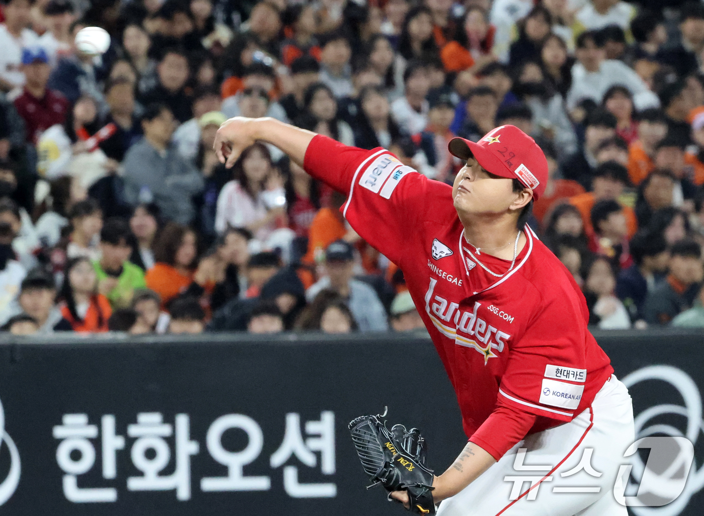 (대전=뉴스1) 김기태 기자 = 30일 대전 한화생명볼파크에서 열린 2026 신한 SOL KBO리그 SSG 랜더스와 한화 이글스 경기에서 교체 투입된 SSG 투수 김민이 역투하고 …