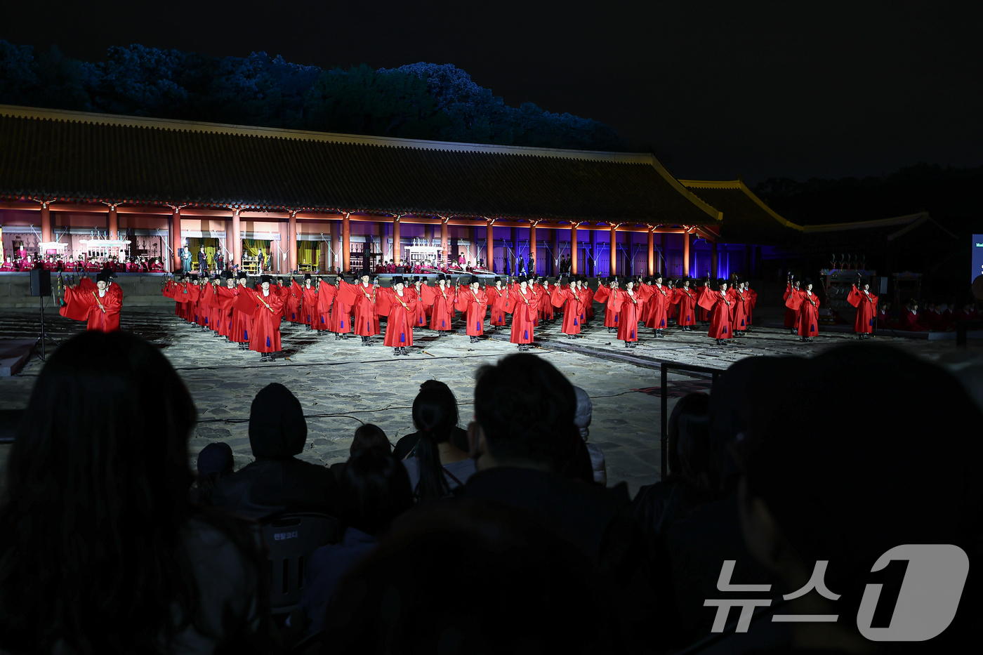 (서울=뉴스1) 김도우 기자 = 30일 서울 종로구 종묘에서 2026 궁중문화축전 종묘제례악 야간공연이 펼쳐지고 있다. 2026.4.30/뉴스1