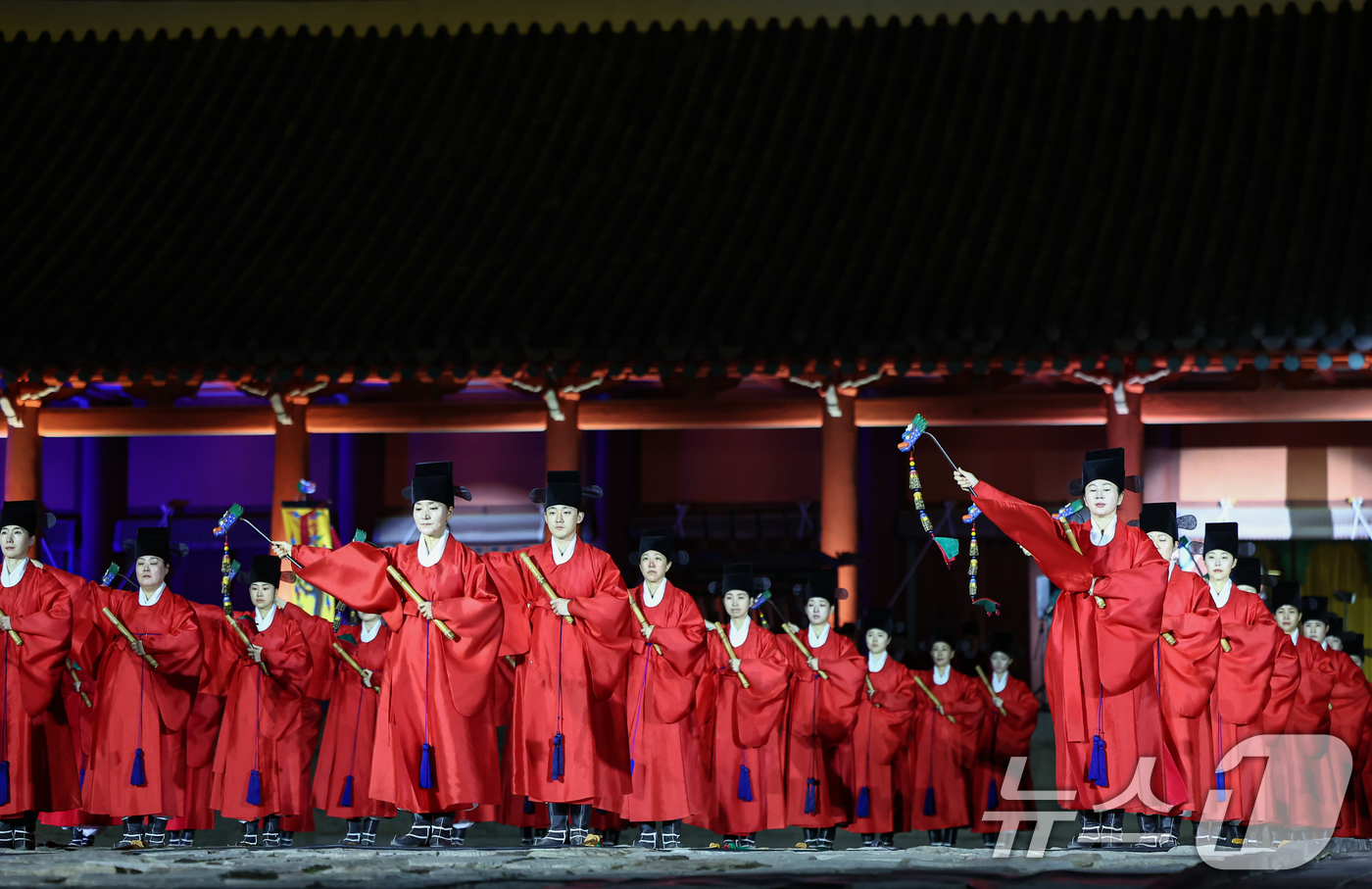 (서울=뉴스1) 김도우 기자 = 30일 서울 종로구 종묘에서 2026 궁중문화축전 종묘제례악 야간공연이 펼쳐지고 있다. 2026.4.30/뉴스1