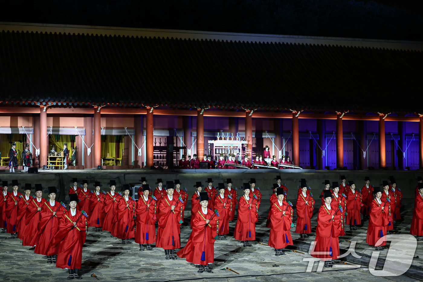 (서울=뉴스1) 김도우 기자 = 30일 서울 종로구 종묘에서 2026 궁중문화축전 종묘제례악 야간공연이 펼쳐지고 있다. 2026.4.30/뉴스1