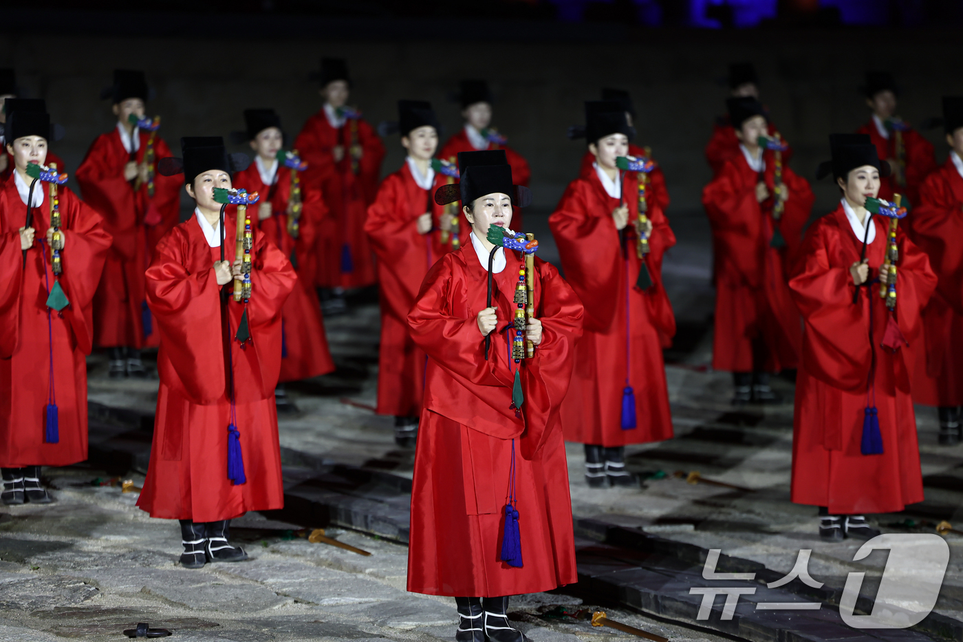 (서울=뉴스1) 김도우 기자 = 30일 서울 종로구 종묘에서 2026 궁중문화축전 종묘제례악 야간공연이 펼쳐지고 있다. 2026.4.30/뉴스1