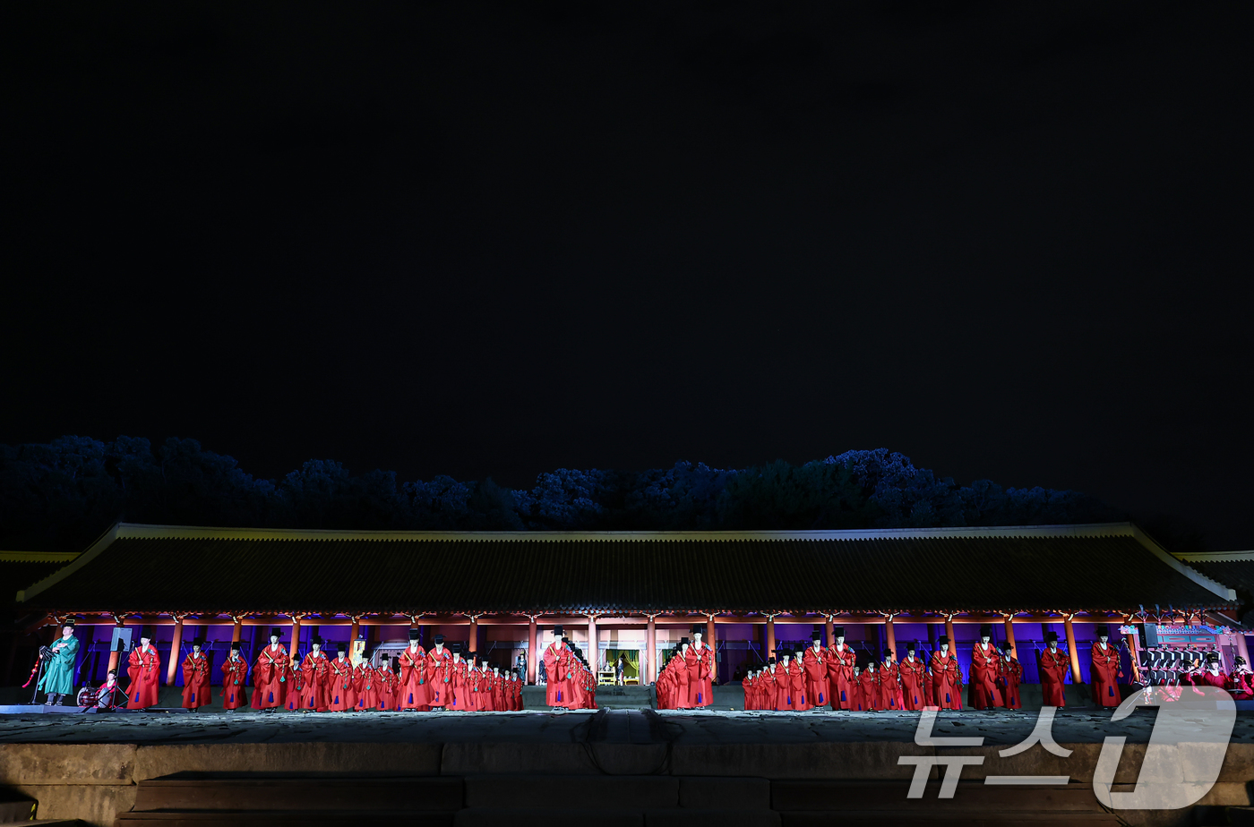 (서울=뉴스1) 김도우 기자 = 30일 서울 종로구 종묘에서 2026 궁중문화축전 종묘제례악 야간공연이 펼쳐지고 있다. 2026.4.30/뉴스1