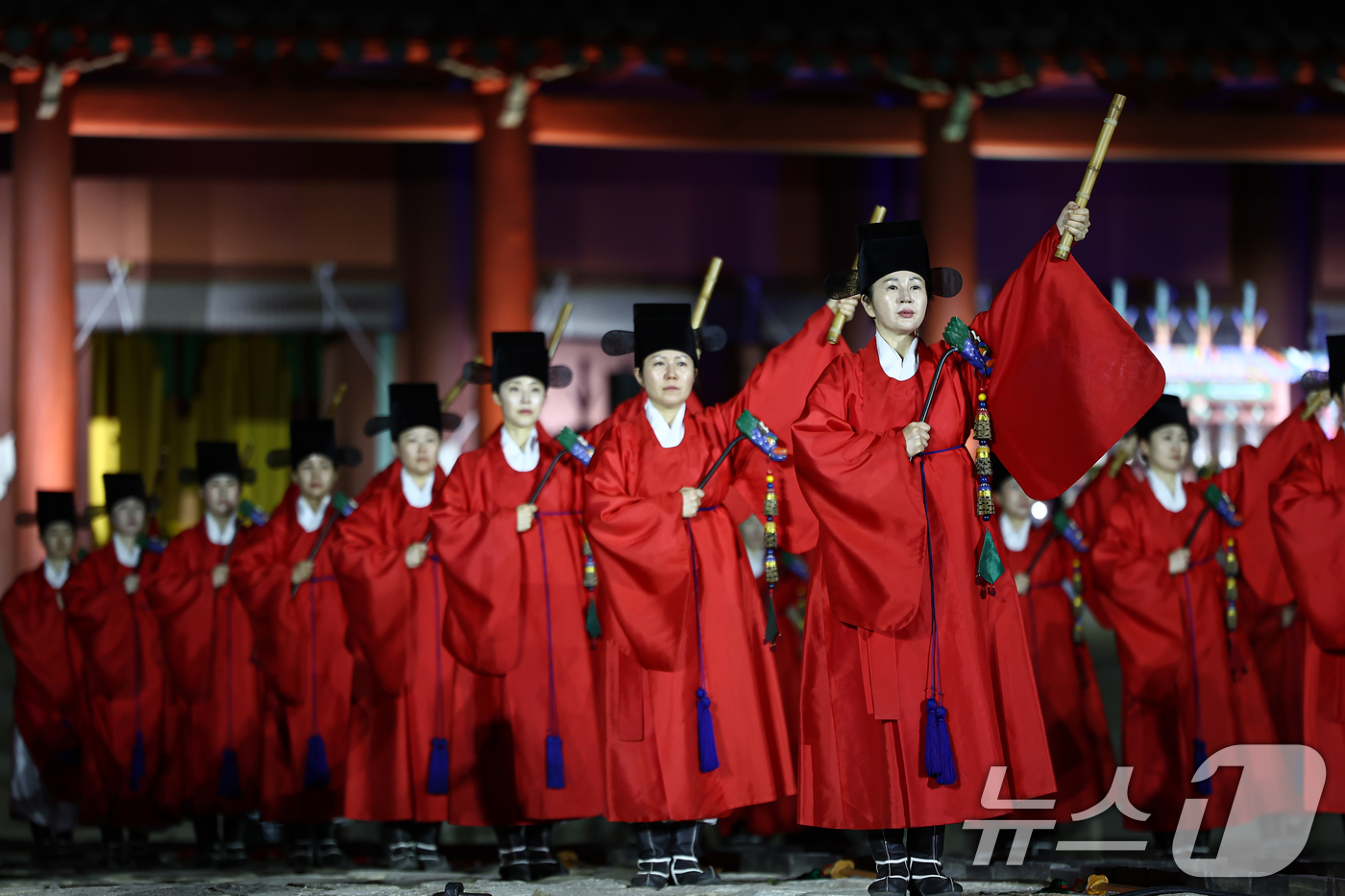 (서울=뉴스1) 김도우 기자 = 30일 서울 종로구 종묘에서 2026 궁중문화축전 종묘제례악 야간공연이 펼쳐지고 있다. 2026.4.30/뉴스1