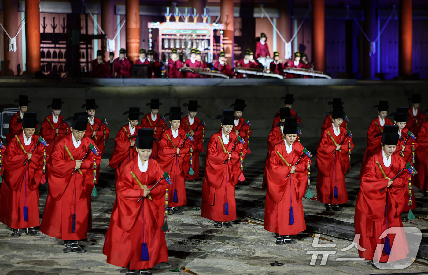 (서울=뉴스1) 김도우 기자 = 30일 서울 종로구 종묘에서 2026 궁중문화축전 종묘제례악 야간공연이 펼쳐지고 있다. 2026.4.30/뉴스1