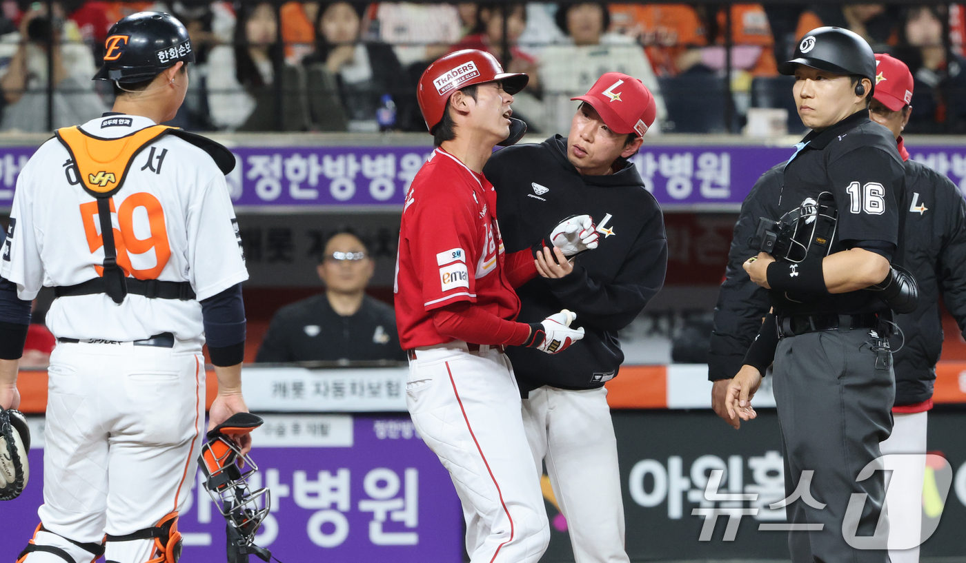 (대전=뉴스1) 김기태 기자 = 30일 대전 한화생명볼파크에서 열린 2026 신한 SOL KBO리그 SSG 랜더스와 한화 이글스 경기에서 7회초 1사 상황 SSG 안상현이 볼에 맞 …