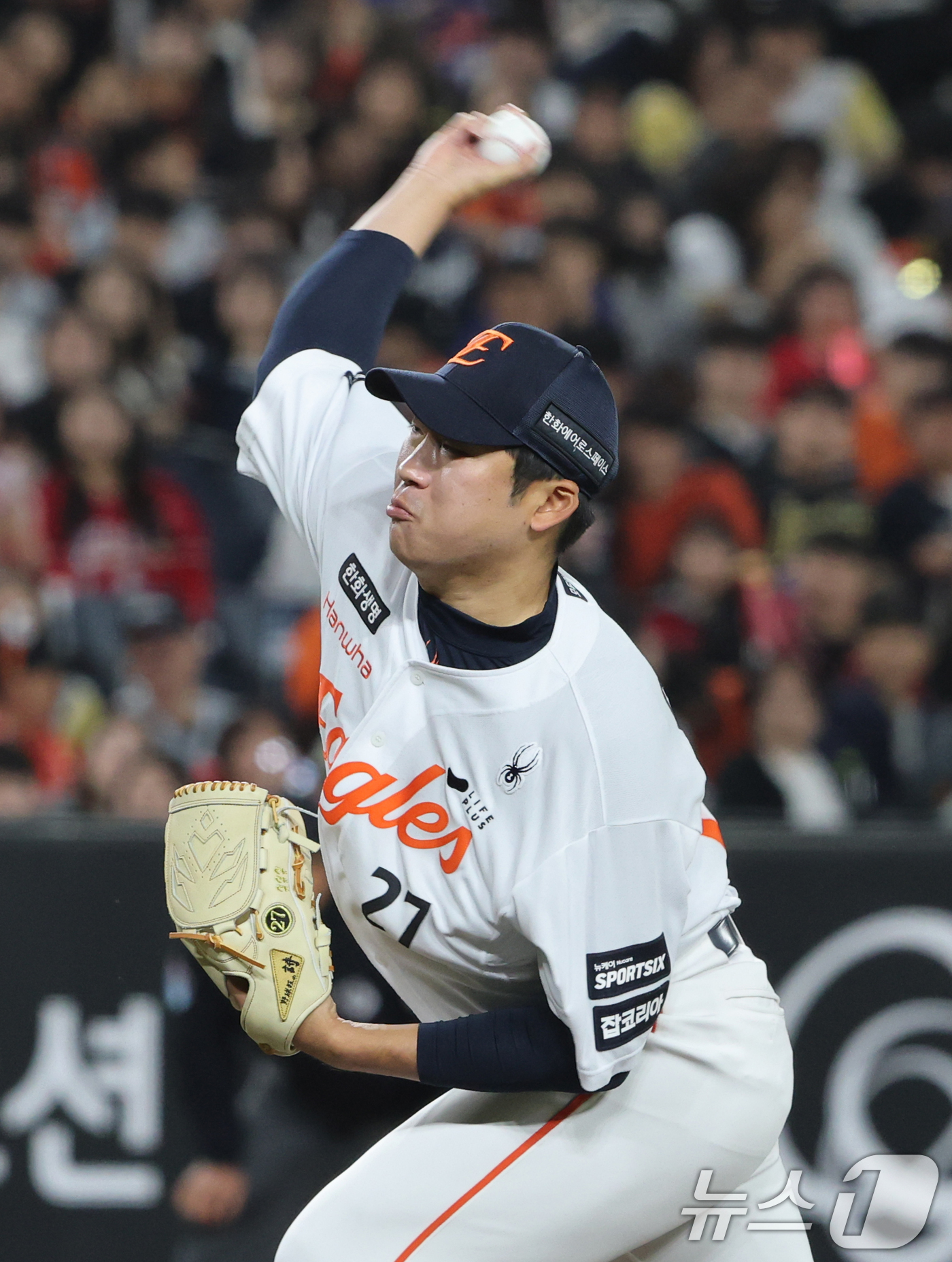 (대전=뉴스1) 김기태 기자 = 30일 대전 한화생명볼파크에서 열린 2026 신한 SOL KBO리그 SSG 랜더스와 한화 이글스 경기에서 교체 투입된 한화 투수 이민우가 역투하고 …