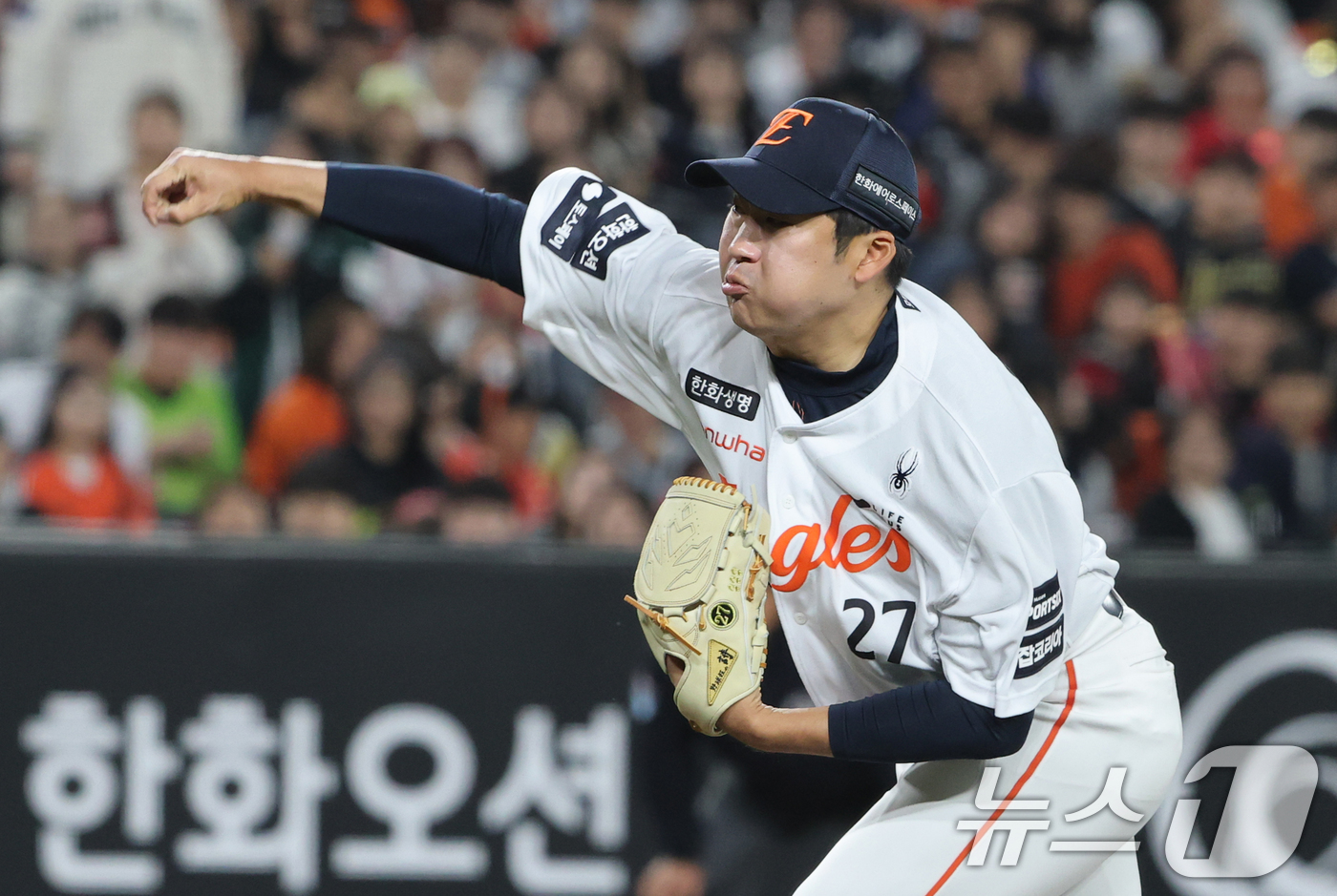(대전=뉴스1) 김기태 기자 = 30일 대전 한화생명볼파크에서 열린 2026 신한 SOL KBO리그 SSG 랜더스와 한화 이글스 경기에서 교체 투입된 한화 투수 이민우가 역투하고 …