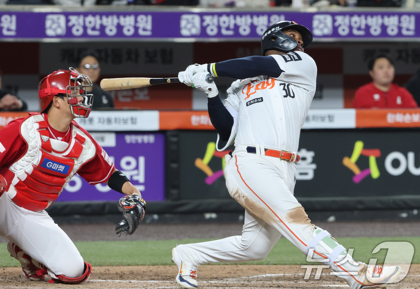 (대전=뉴스1) 김기태 기자 = 30일 대전 한화생명볼파크에서 열린 2026 신한 SOL KBO리그 SSG 랜더스와 한화 이글스 경기에서 7회말 2사 1루 상황 한화 페라자가 중월 …