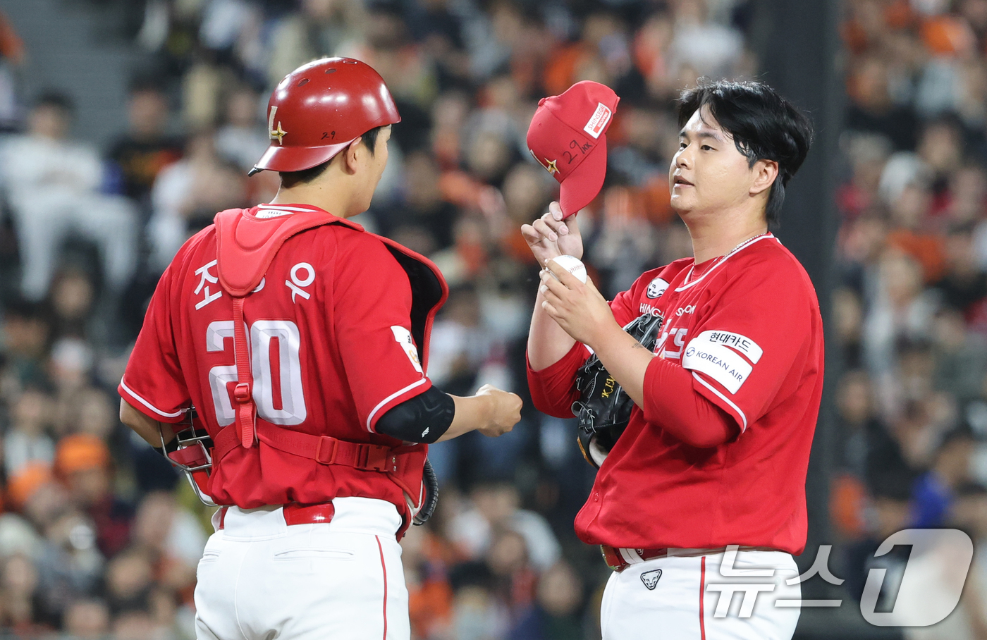 (대전=뉴스1) 김기태 기자 = 30일 대전 한화생명볼파크에서 열린 2026 신한 SOL KBO리그 SSG 랜더스와 한화 이글스 경기에서 실점위기를 맞은 SSG 투수 김민이 포수 …