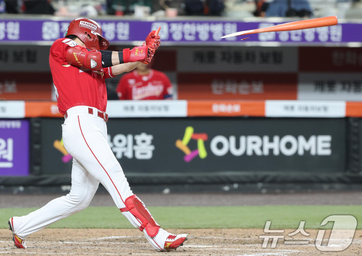 (대전=뉴스1) 김기태 기자 = 30일 대전 한화생명볼파크에서 열린 2026 신한 SOL KBO리그 SSG 랜더스와 한화 이글스 경기에서 8회초 무사 1루 상황 SSG 최지훈의 베 …