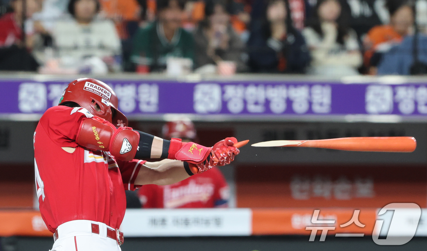 (대전=뉴스1) 김기태 기자 = 30일 대전 한화생명볼파크에서 열린 2026 신한 SOL KBO리그 SSG 랜더스와 한화 이글스 경기에서 8회초 무사 1루 상황 SSG 최지훈의 베 …
