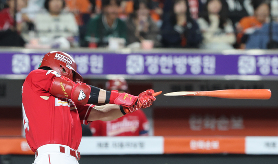 최지훈 부러진 배트로 안타