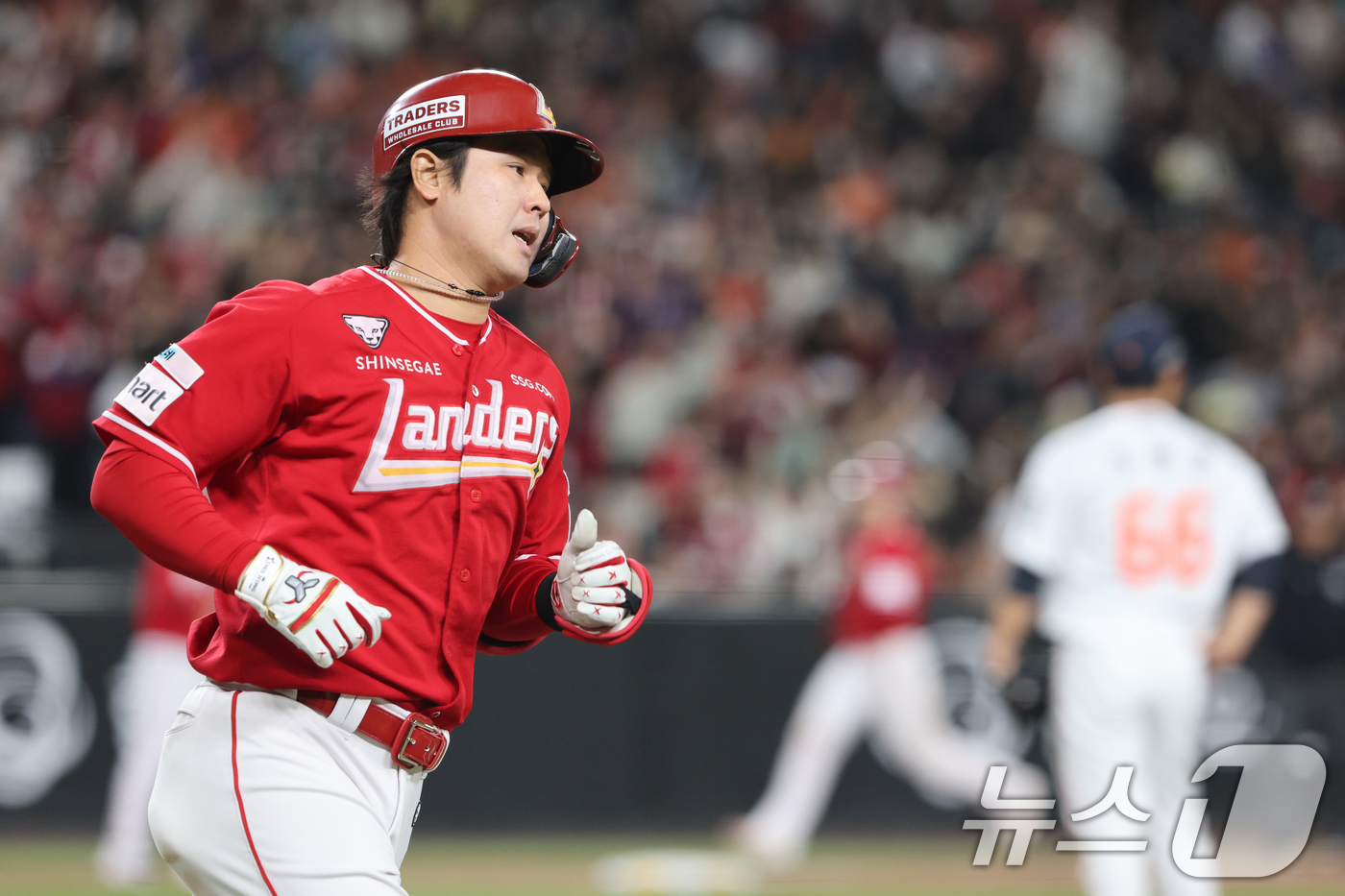 (대전=뉴스1) 김기태 기자 = 30일 대전 한화생명볼파크에서 열린 2026 신한 SOL KBO리그 SSG 랜더스와 한화 이글스 경기에서 8회초 2사 1, 3루 상황 SSG 최정이 …