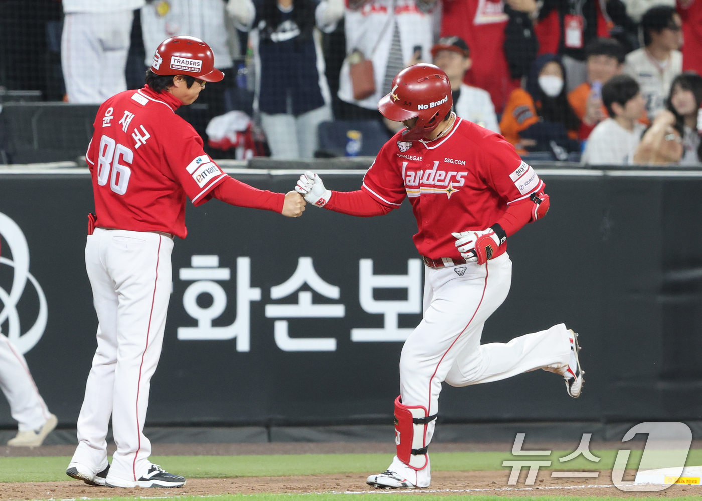 (대전=뉴스1) 김기태 기자 = 30일 대전 한화생명볼파크에서 열린 2026 신한 SOL KBO리그 SSG 랜더스와 한화 이글스 경기에서 8회초 2사 1, 3루 상황 SSG 최정이 …