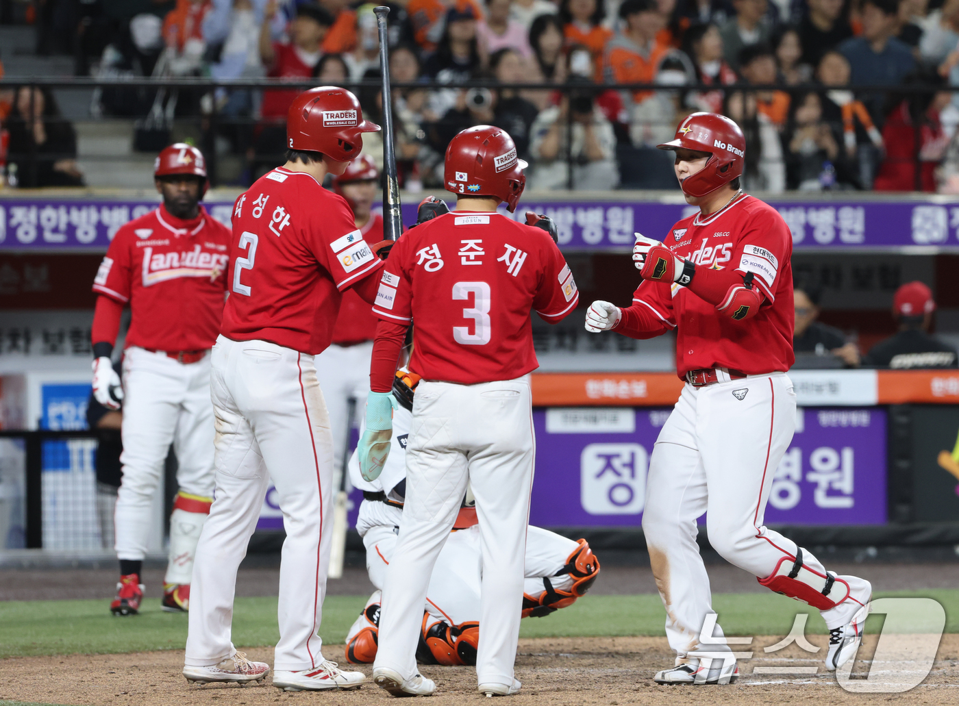 (대전=뉴스1) 김기태 기자 = 30일 대전 한화생명볼파크에서 열린 2026 신한 SOL KBO리그 SSG 랜더스와 한화 이글스 경기에서 8회초 2사 1, 3루 상황 SSG 최정이 …