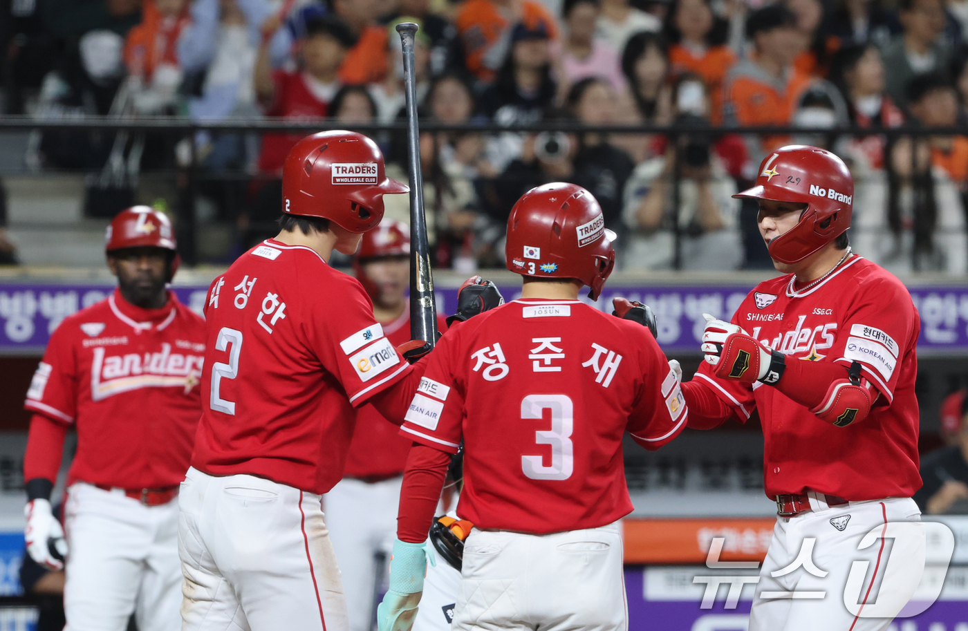 (대전=뉴스1) 김기태 기자 = 30일 대전 한화생명볼파크에서 열린 2026 신한 SOL KBO리그 SSG 랜더스와 한화 이글스 경기에서 8회초 2사 1, 3루 상황 SSG 최정이 …