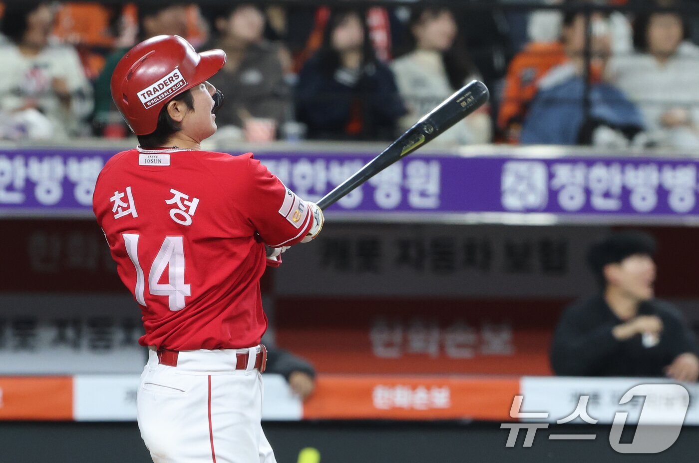 본문 이미지 - 30일 대전 한화생명볼파크에서 열린 2026 신한 SOL KBO리그 SSG 랜더스와 한화 이글스 경기에서 8회초 2사 1, 3루 상황 SSG 최정이 3점 홈런을 치고 타구를 바라보고 있다. 2026.4.30 ⓒ 뉴스1 김기태 기자