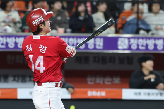 SSG 최정, KBO리그 최초 11시즌 연속 20홈런