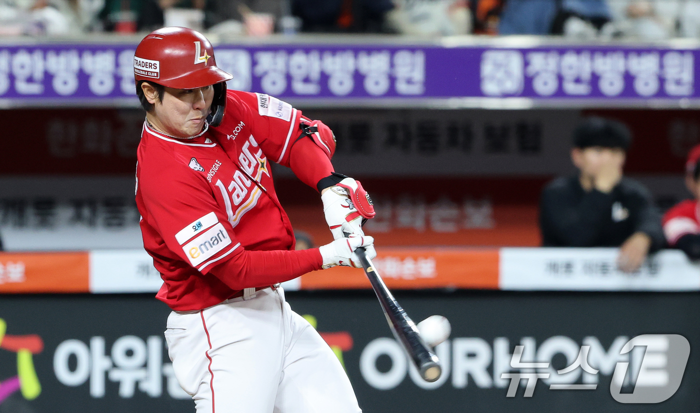 (대전=뉴스1) 김기태 기자 = 30일 대전 한화생명볼파크에서 열린 2026 신한 SOL KBO리그 SSG 랜더스와 한화 이글스 경기에서 8회초 2사 1, 3루 상황 SSG 최정이 …