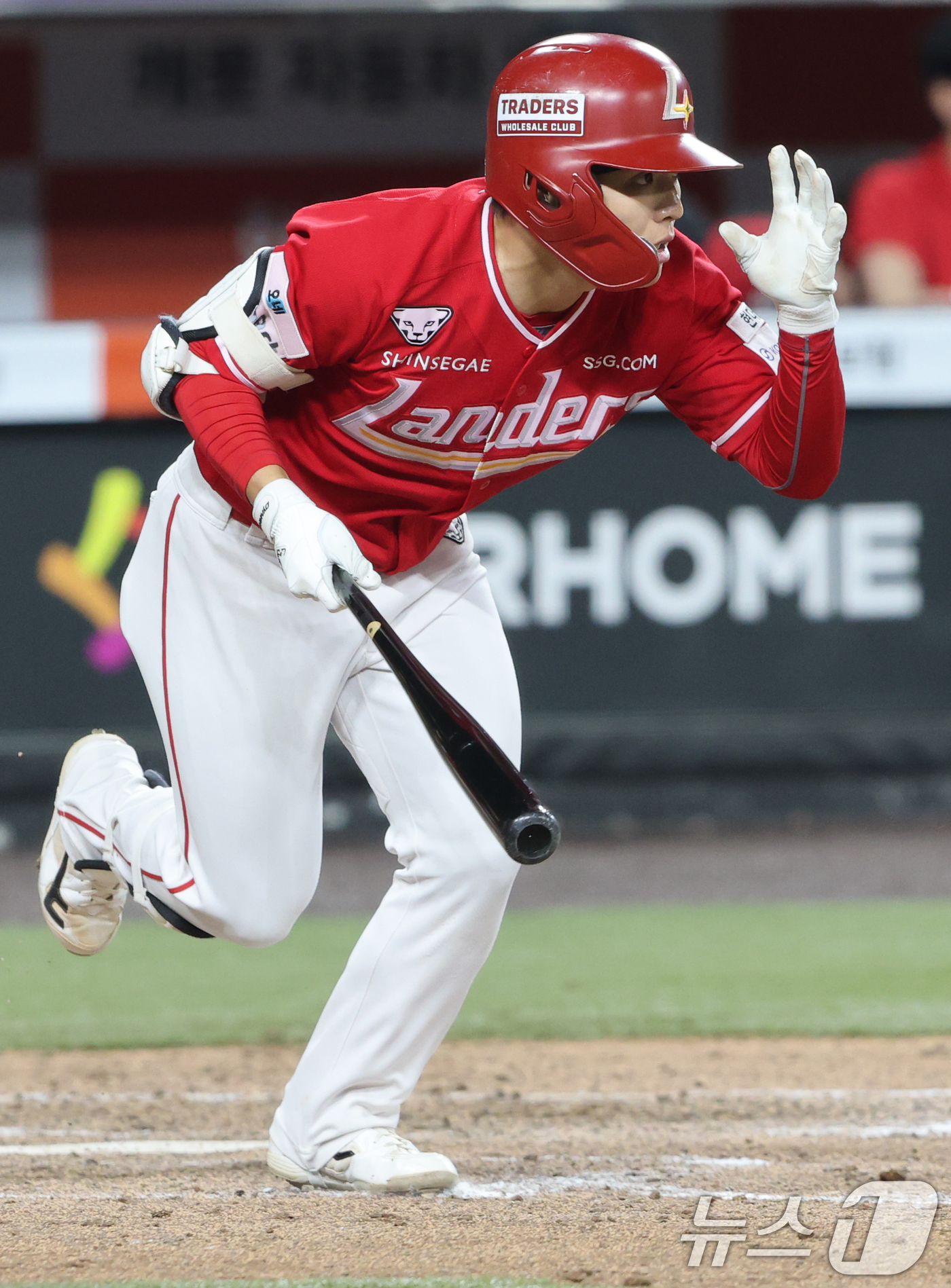 (대전=뉴스1) 김기태 기자 = 30일 대전 한화생명볼파크에서 열린 2026 신한 SOL KBO리그 SSG 랜더스와 한화 이글스 경기에서 9회초 2사 만루 상황 SSG 정준재가 2 …