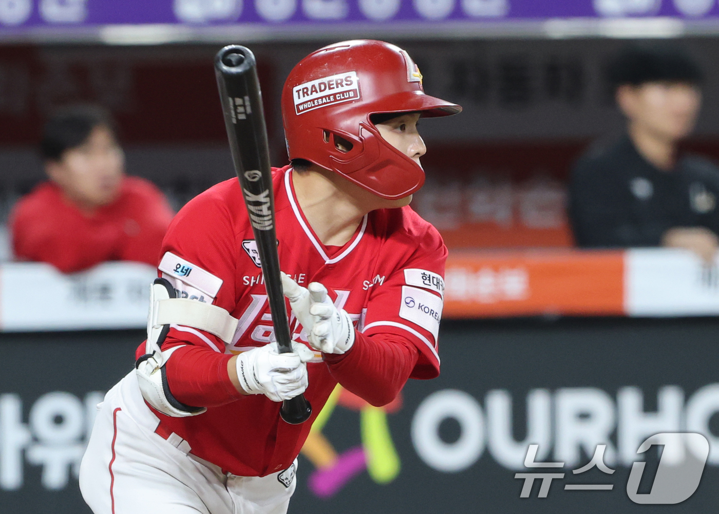 (대전=뉴스1) 김기태 기자 = 30일 대전 한화생명볼파크에서 열린 2026 신한 SOL KBO리그 SSG 랜더스와 한화 이글스 경기에서 9회초 2사 만루 상황 SSG 정준재가 2 …