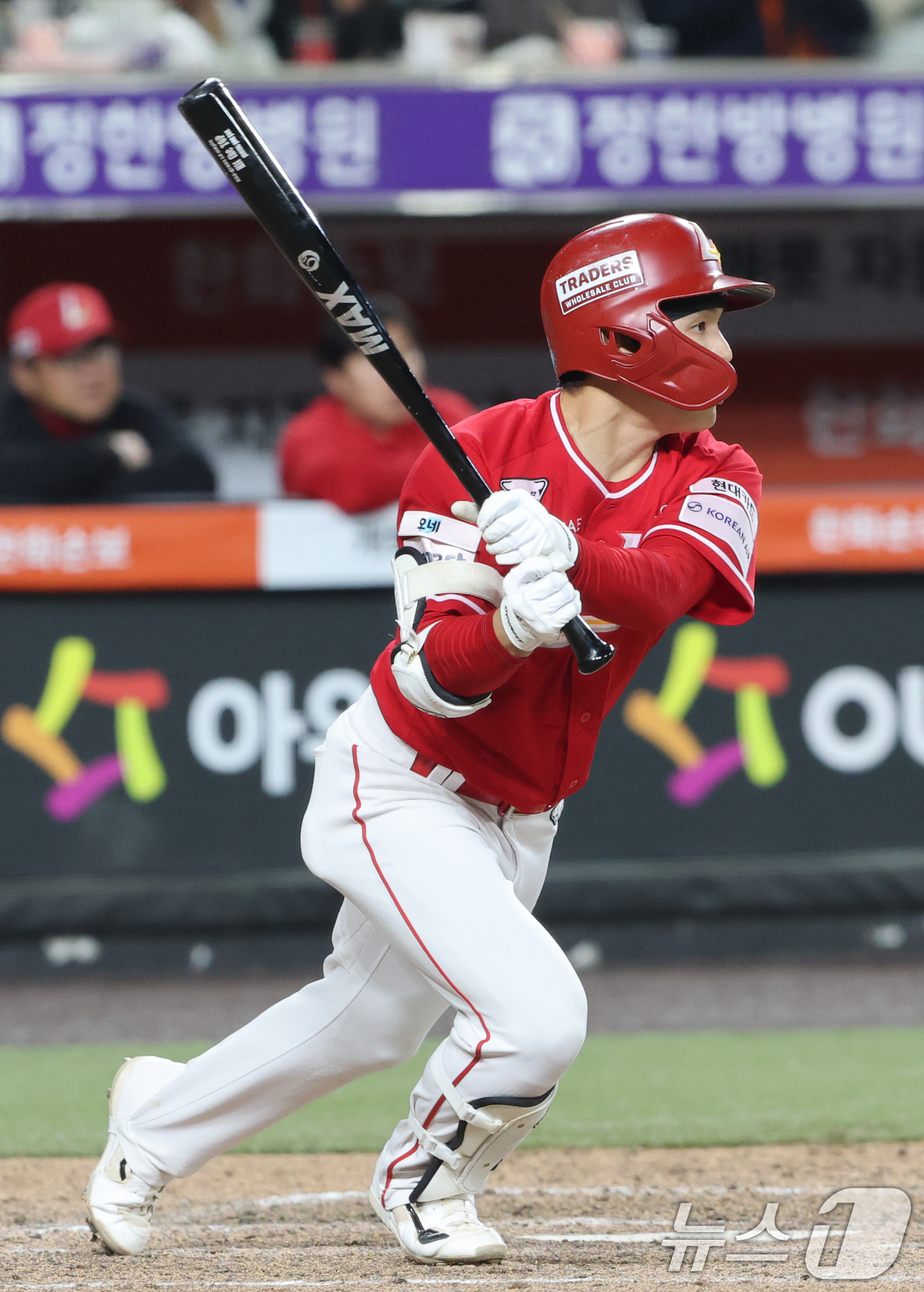 (대전=뉴스1) 김기태 기자 = 30일 대전 한화생명볼파크에서 열린 2026 신한 SOL KBO리그 SSG 랜더스와 한화 이글스 경기에서 9회초 2사 만루 상황 SSG 정준재가 2 …