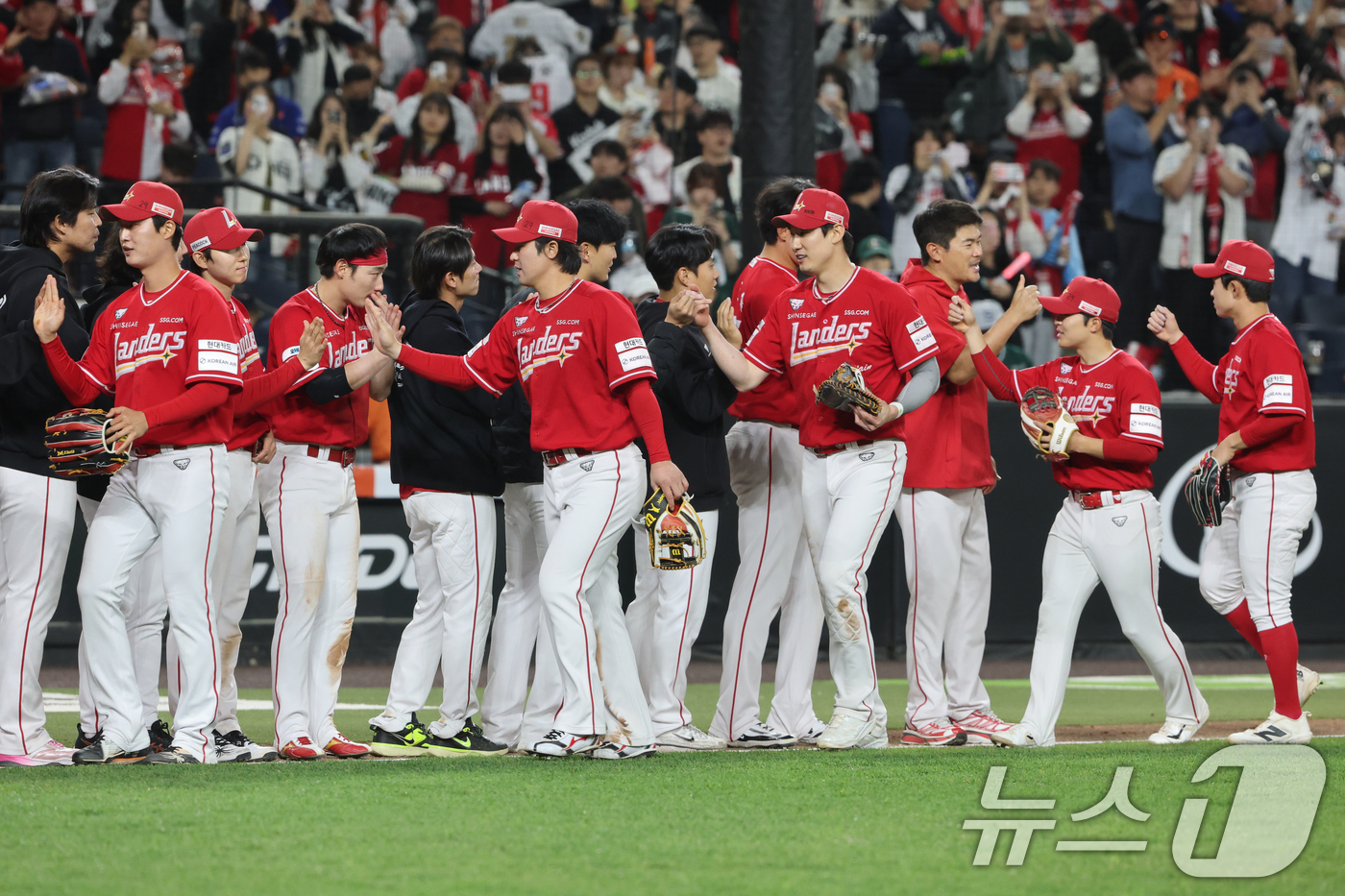 (대전=뉴스1) 김기태 기자 = 30일 대전 한화생명볼파크에서 열린 2026 신한 SOL KBO리그 SSG 랜더스와 한화 이글스 경기에서 승리한 SSG 선수들이 기뻐하고 있다. 2 …