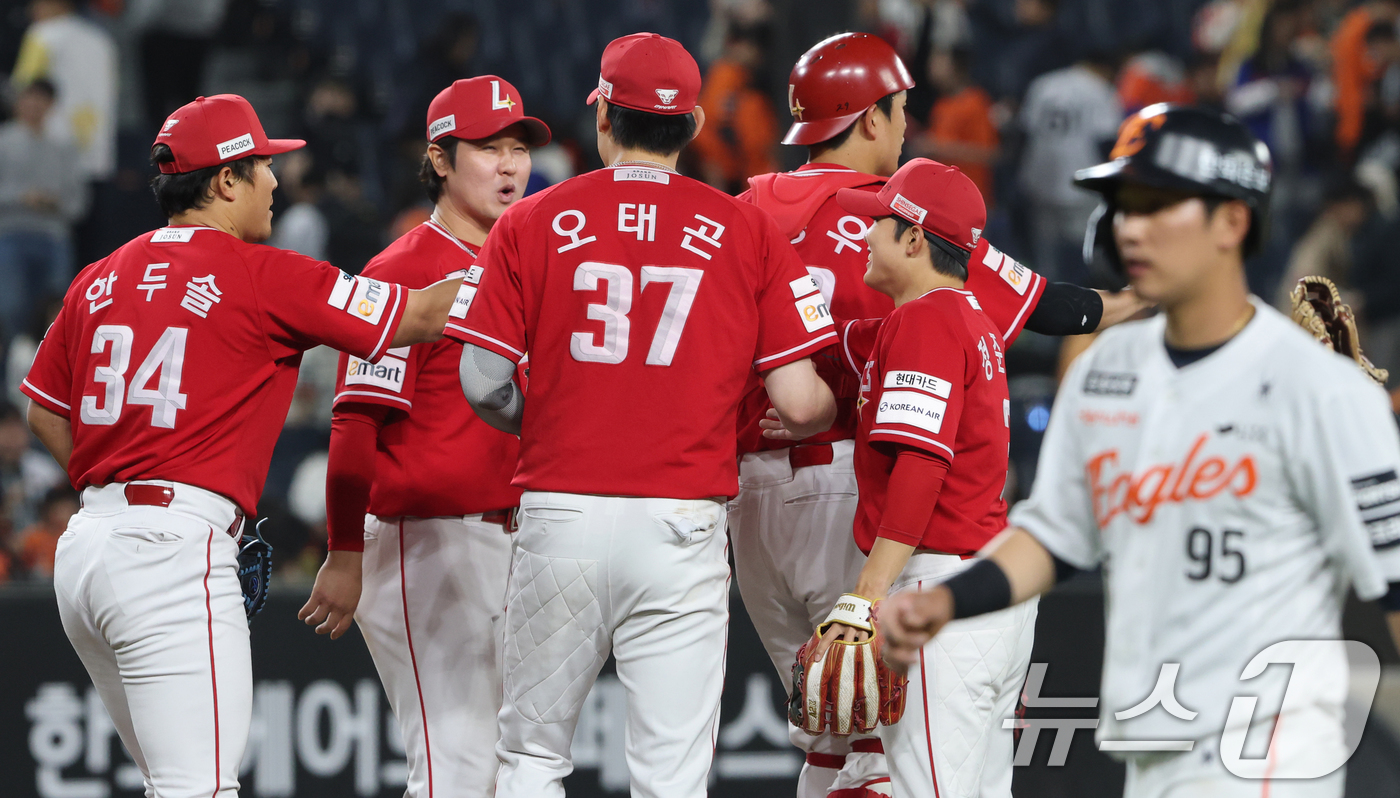 (대전=뉴스1) 김기태 기자 = 30일 대전 한화생명볼파크에서 열린 2026 신한 SOL KBO리그 SSG 랜더스와 한화 이글스 경기에서 승리한 SSG 선수들이 기뻐하고 있다. 2 …