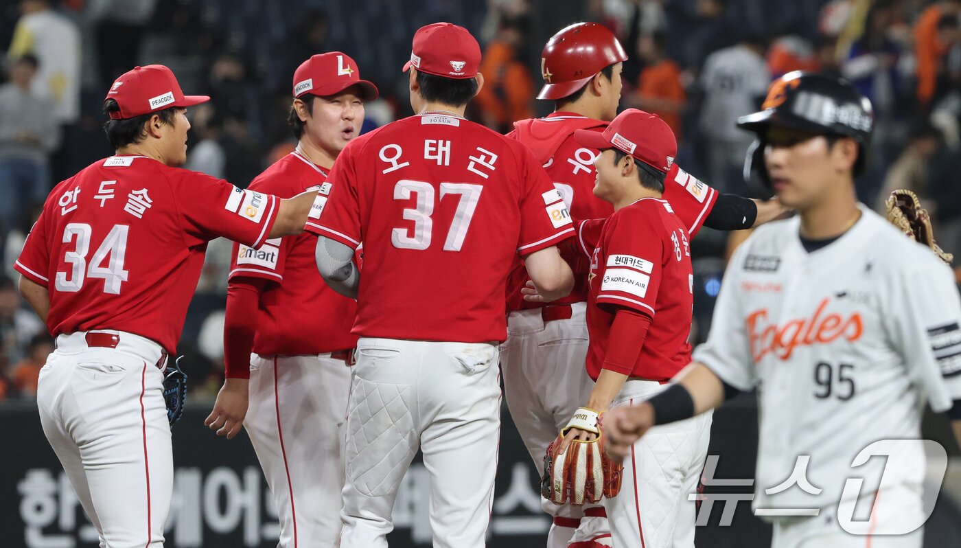 본문 이미지 - 30일 대전 한화생명볼파크에서 열린 2026 신한 SOL KBO리그 SSG 랜더스와 한화 이글스 경기에서 승리한 SSG 선수들이 기뻐하고 있다. 2026.4.30 ⓒ 뉴스1 김기태 기자