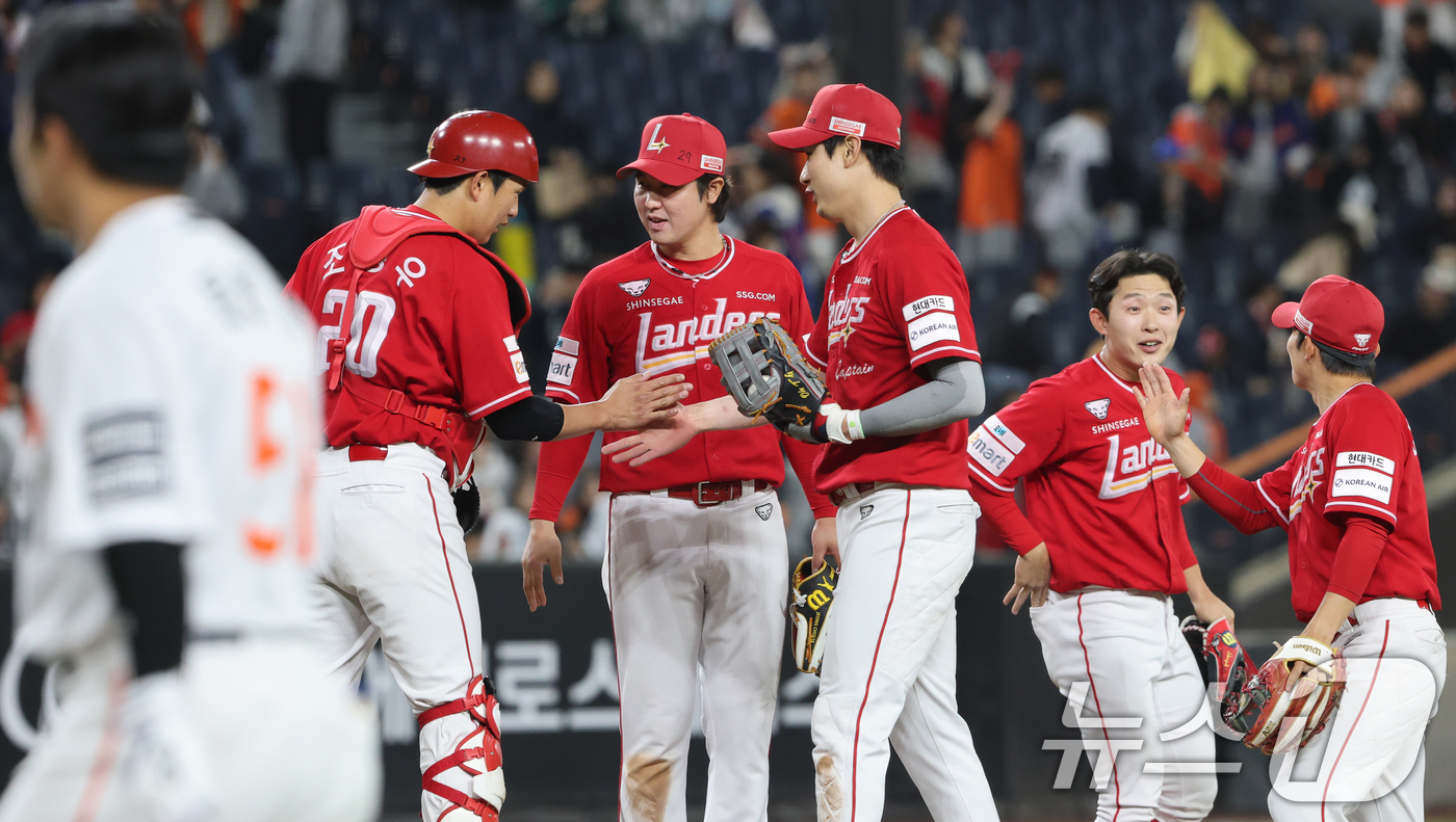 (대전=뉴스1) 김기태 기자 = 30일 대전 한화생명볼파크에서 열린 2026 신한 SOL KBO리그 SSG 랜더스와 한화 이글스 경기에서 승리한 SSG 선수들이 기뻐하고 있다. 2 …