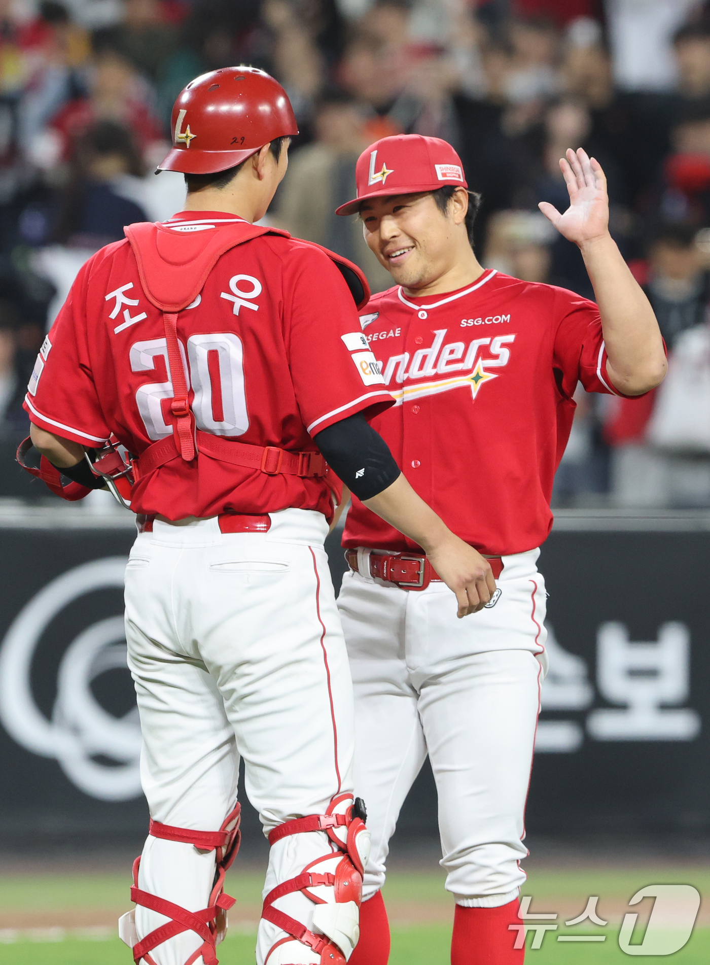 (대전=뉴스1) 김기태 기자 = 30일 대전 한화생명볼파크에서 열린 2026 신한 SOL KBO리그 SSG 랜더스와 한화 이글스 경기에서 승리한 SSG 선수들이 기뻐하고 있다. 2 …