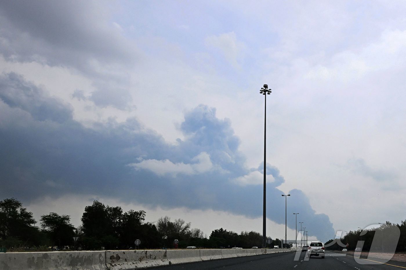 본문 이미지 - 지난 3월 25일(현지시간) 이란이 드론 공격으로 연료 저장 시설을 타격한 것으로 알려진 후 쿠웨이트 국제공항 인근에서 연기가 치솟고 있다. 2026.3.25. ⓒ 뉴스1 ⓒ AFP=뉴스1