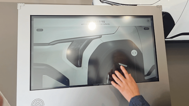 본문 이미지 - 기아 인증중고차 센터 평택 직영점에서 차량의 수리부위를 확인하고 있다.  2026.4.3. ⓒ 뉴스1 박기범 기자