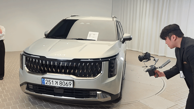 본문 이미지 - 기아 인증중고차 센터 평택 직영점 라이브센터에서 관계자가 온라인으로 실시간 소통하며 차량을 소개하고 있다.  2026.4.3. ⓒ 뉴스1 박기범 기자