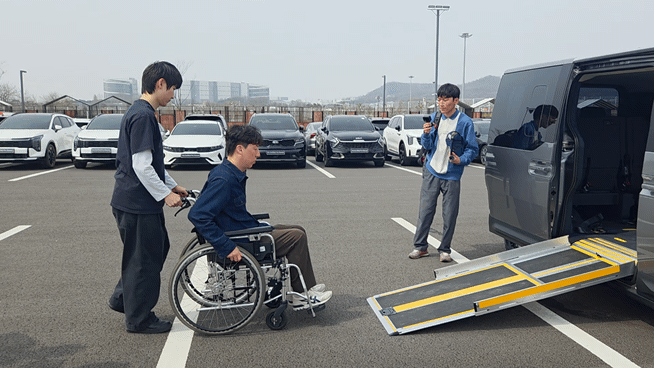 본문 이미지 - 옆으로 열린 문을 통해 휠체어를 탑승하고 PV5 WAV에 탑승하는 기자. 2026.4.3. ⓒ 뉴스1 박기범 기자