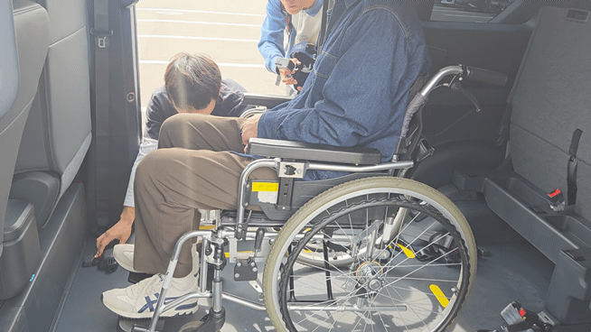 본문 이미지 - PV5 WAV 내부에서 안전벨트를 착용하는 모습.  2026.4.3. ⓒ 뉴스1 박기범 기자