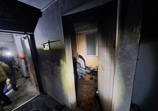 새벽 전주 한 아파트서 불…60대 남성 심정지, 50여명 대피