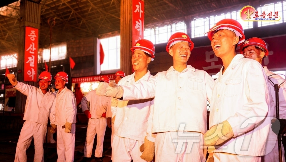 (평양 노동신문=뉴스1) = 북한 노동당 기관지 노동신문은 4일 "올해에 들어와 각지 청년들 속에서 혁명열, 애국열 비상히 고조되고 있다"고 전했다. [국내에서만 사용가능. 재배포 …