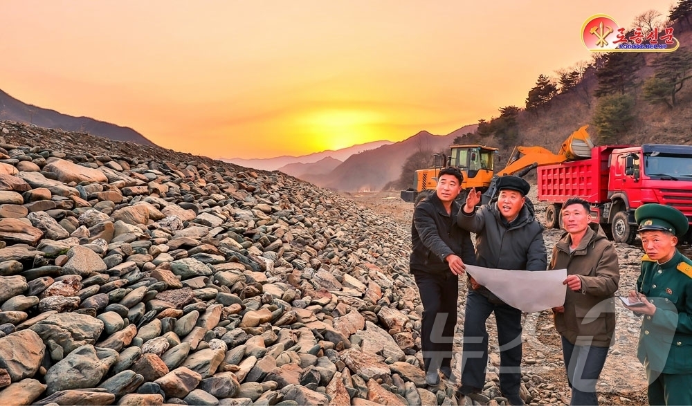 (평양 노동신문=뉴스1) = 북한 노동당 기관지 노동신문은 4일 "강하천정리사업을 근기(끈기) 있게 밀고 나가고 있다"며 요덕군을 조명했다. [국내에서만 사용가능. 재배포 금지. …