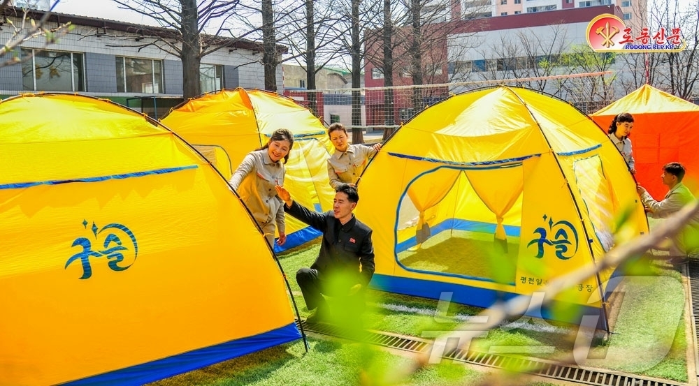 (평양 노동신문=뉴스1) = 북한 노동당 기관지 노동신문은 4일 "여러가지 용도의 질높은 천막들을 생산하기 위해 노력하고 있다"며 평천일용필수품공장을 조명했다. [국내에서만 사용가 …