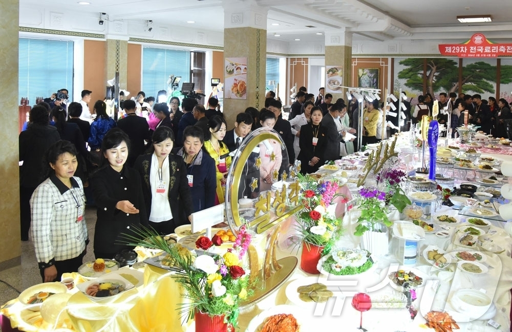 (평양 노동신문=뉴스1) = 북한 노동당 기관지 노동신문은 4일 "경사스러운 4월의 명절을 맞으며 제29차 전국료리축전이 3월 31일부터 4월 3일까지 수도 평양에서 진행되였다"고 …
