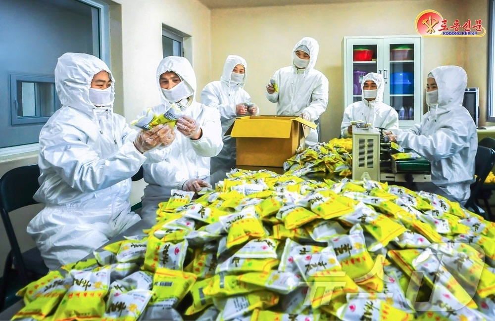 (평양 노동신문=뉴스1) = 북한 노동당 기관지 노동신문은 4일 "인민들의 건강증진에 이바지할 효능높은 고려약들을 더 많이 생산하고 있다"며 희천시고려약공장을 조명했다. [국내에서 …