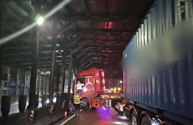 빗길에 컨테이너 화물차 벽에 '쾅'…동서고가로 1시간 반 넘게 통제