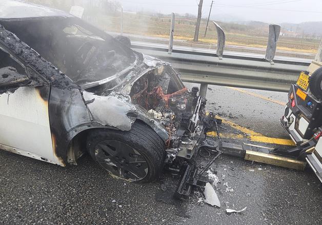 천안 구룡동서 빗길 미끄러진 전기차 가드레일 들이받고 불