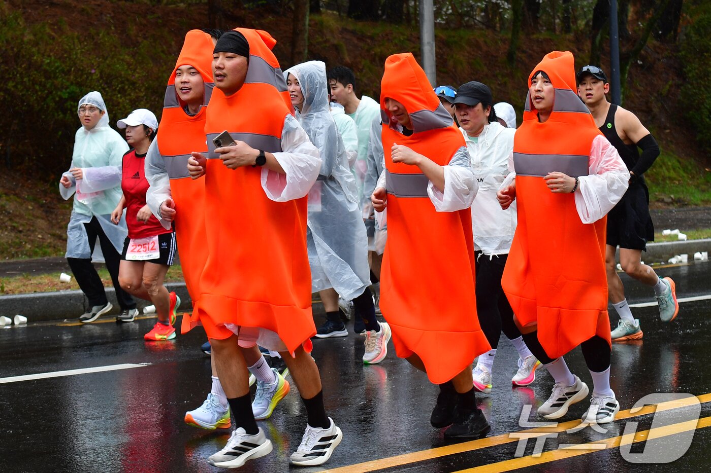본문 이미지 - 4일 경북 경주시 보문단지에서 열린 제33회 경주벚꽃미라톤 대회에서 이색복장을 한 참가자들이 힘차게 달리고 있다. 2026.4.4 ⓒ 뉴스1 최창호 기자