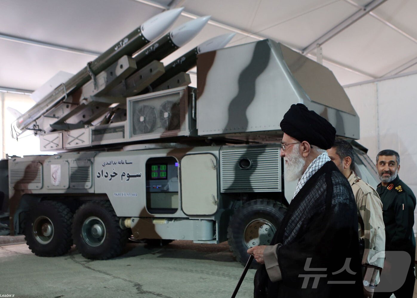 본문 이미지 - 지난 2월 28일 숨진 이란의 최고지도자 아야톨라 알리 하메네이가 2019년 미국 군용 드론을 격추하는 데 사용됐다고 알려진 '코르다드-3' 방공 체계를 바라보는 모습 2019.06.20. ⓒ 로이터=뉴스1